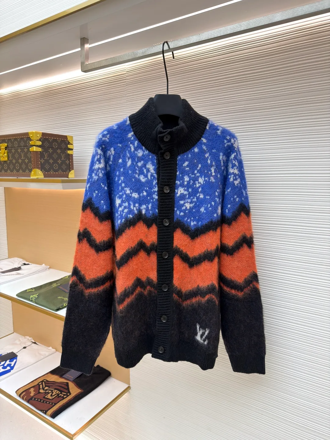 LOUIS VUITTON wavy pattern snow cardigan ●Original version: Purchased and developed for 17900 ●Item number: 1680991-D15 ●Fabric: mohair fabric ●Technology: jacquard weaving ●Version: loose fit ●Weight: about 945 grams ●Size: XS-S-M-L ●Description: Referring to the feel of the original version, we use the higher-cost [high-end custom yarn 30% mohai 30% wool thread], and use the original version for [coloring and dyeing]; the style uses the [latest Cixin 5-needle dual-system machine] for jacquard knitting. During the weaving, the sand spit is alternately knitted back and forth, and it takes [160 minutes to knit the piece] Parallel and even speed knitting, the texture of the garment pieces is clear, there is no code, and there will be no flower patches on the garment pieces, which greatly ensures the texture and clear texture of the garment pieces; Fleece catching process: This process is particularly troublesome and has many processes. After returning from washing, we need to attach the breasts of the clothes to both sides, [manual manual connection], and connect them together. After that, iron the clothes for the first time, straighten and straighten them, and then pick the hair. In order to ensure that every position is caught and thoroughly scratched, even the pocket patches and chest patches are specially scratched by manual connection. After scratching, they are then sanded and sprayed with expensive care potion to straighten the mohair and wool on the clothes so that the hair will not get messy easily. It will be like the market version, the hair picked out will be the same as that of a dog; after the finishing process, the garment pieces will be [naturally dried], [buttoned and opened], and finally, the preliminary inspection, general inspection, final ironing, cleaning of other stray hairs on the surface, and then packaging and shipment. The process will be much more than that of ordinary styles, and the cycle will be much longer than normal. The overall wiring is straight and delicate, the fabric is comfortable and soft, and the color is consistent without color difference. It can be matched with the same style to create a fashionable look and control various occasions. Customized accessories, complete with three standards, same style for men and women!